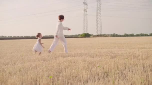 Fille et mère rêvent ensemble courir dans le champ de blé jour ensoleillé habillé vêtements blancs — Video