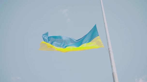 Самый большой флагшток в Европе с национальным украинским флагом синий желтый цвет опускается трауром размещен в Харькове Украина — стоковое видео