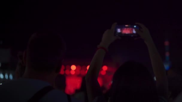 Kharkov, Ukraina Augusti 2021 Friluftsfri entré Fans spela in videor på smartphones. Modern teknik Musikaliskt koncept — Stockvideo