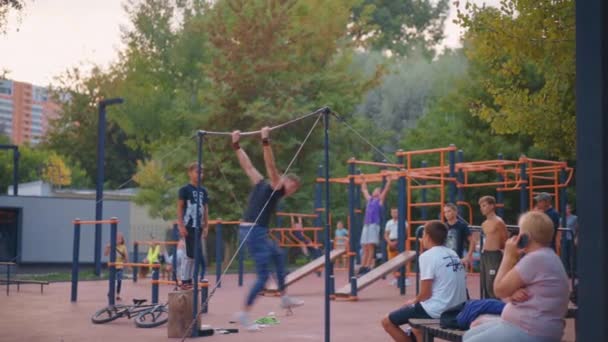 Kharkov, Ukraine Septembre 2021 homme athlétique faisant du sport en plein air effectue des éléments d'entraînement. — Video