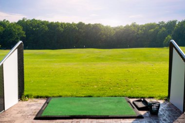 Boş golf sahası Yazları güneşli bir gün 