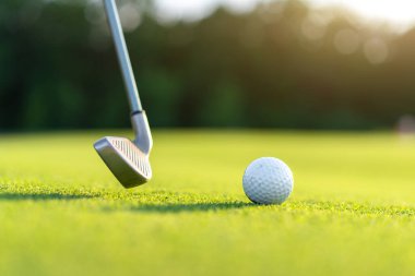 Golf sopalı golf topu yeşil tarlada çimenler güneşli yaz gününde hiç kimse