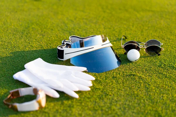 Équipement Golf Luxe Gants Blancs Lunettes Soleil Regarder Boule Chapeau — Photo