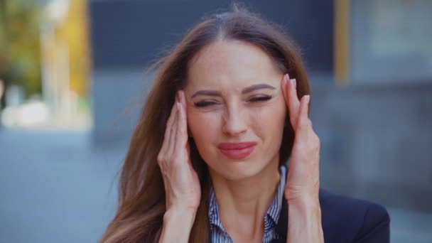 Mal di testa dolore affari donna close up ritratto stressato caucasico donna affari persona toccare mano sentire dolore — Video Stock