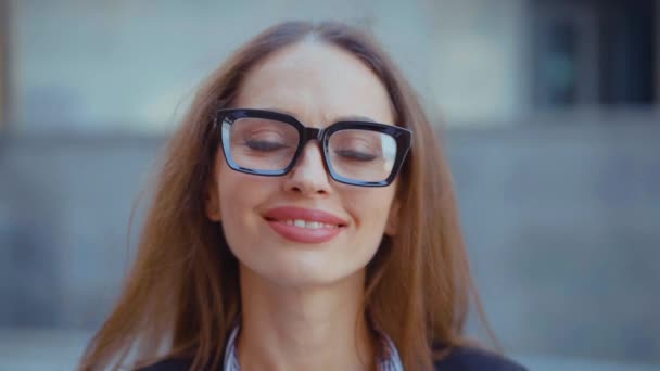 Επιχειρηματίας πορτρέτο σε γυαλιά Καυκάσιος γυναίκα επιχειρηματίας στέκεται εξωτερική ντυμένη σακάκι απογειώσει τα γυαλιά και χαμόγελο — Αρχείο Βίντεο