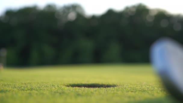 Club de golf frappe une balle de golf au ralenti Échec Amateur étude jouer — Video