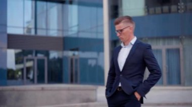 İş dünyası, İş Adamı Başarı Kutlaması Kafkasyalı Erkek İş Adamı Çevrimiçi Kumarhaneyi Kazandı