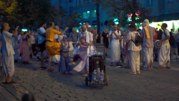 Charków, Ukraina sierpień 2021 Hare Krishna wielbiciele gry na instrumentach muzycznych, taniec i śpiew głównej ulicy miasta w nocy — Wideo stockowe