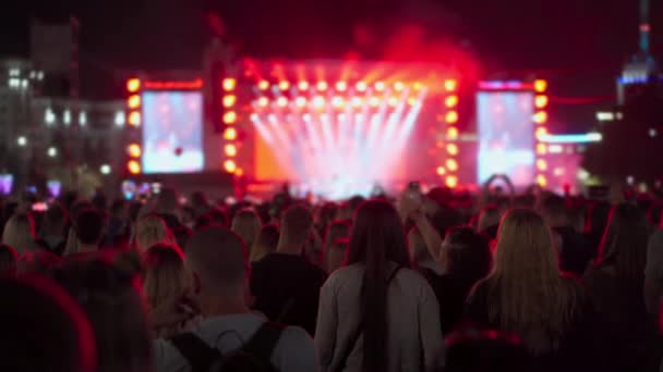 Kharkov, Ukraina augusti 2021 Friluftsfri entré Glada människor tittar på fantastisk musikalisk konsert. — Stockvideo
