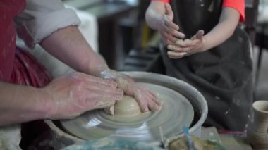 Potter Pottery Little Girl 'e ders veriyor. 