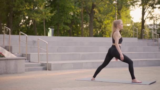 Fitness Kobieta Ćwiczenia jogi na Mat Outdoor City Street Sunlight tle — Wideo stockowe