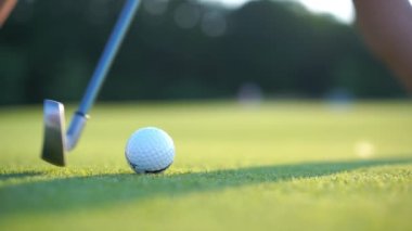 Golf sopası golf topuna ağır çekimde vuruyor. Amatör çalışmada başarısız oluyor.