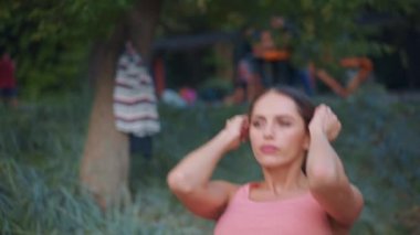 Spor yapan atletik kadın dışarıda spor yapan güzel, güçlü, profesyonel bir kadın sporcunun spor salonunda egzersiz yapıyor. 