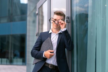 İş için. İş adamı Gözlüklü Dizin Ofisi Girişi Yakışıklı Kafkas Erkek İş Adamı Portresi Şehir Binası Başarılı Genç Yetişkin Yöneticisi 