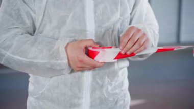Epidemiyoloji uzmanı kırmızı beyaz bandın Coronavirus pandemik karantina ölçümlerini engellediğini söylüyor.