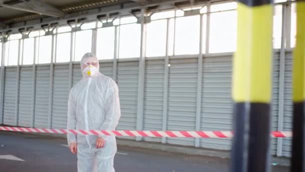 Man Epidemiolog ukazující stopku stojící na zakázaném místě varuje byrokratickou bílou pásku Koronavirus pandemická karanténa — Stock video
