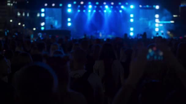 Charkow, Ukraine August 2021 Open Air Eintritt frei Glückliche Menschen sehen erstaunliche musikalische Konzert. — Stockvideo