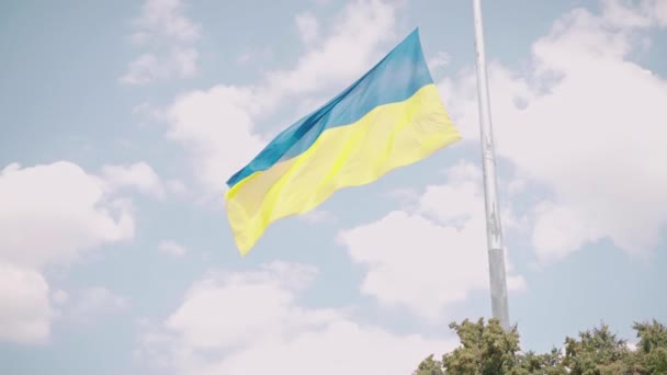 Největší vlajkový stožár v Evropě s národní ukrajinskou vlajkou modrou žlutou barvou sníženou smutkem umístěným na Charkově Ukrajině — Stock video