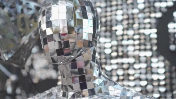 Robotická figurína přilepená hranatými kousky zrcadel jako disco koule — Stock video