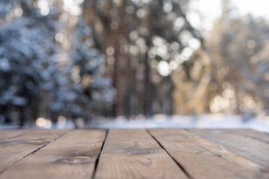 Güzel kış manzarası. Karlı Noel arkaplanının bulanık arkaplanı, parlak bokeh 'in üzerindeki ahşap masa. Ürün gösterimi için Noel zamanı maketi 