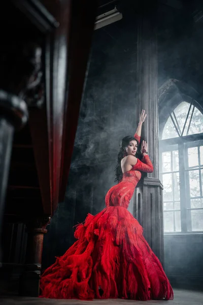 Mujer Vintage Vestido Rojo Viejo Castillo Hermosa Princesa Vestido Seductor — Foto de Stock