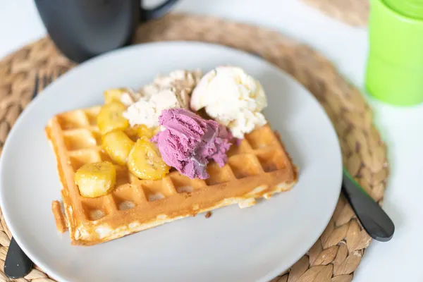 Gofres Belgas Dulces Con Helado Frutas Limón Cubriendo Plátano Caramelizado — Foto de Stock