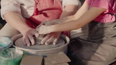 Potter Pottery Little Girl 'e ders veriyor. 