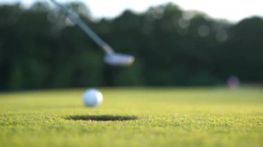 Golf sopası golf topuna ağır çekimde vuruyor. Amatör çalışmada başarısız oluyor.