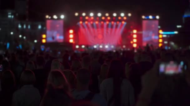 Kharkov, Ukraina augusti 2021 Friluftsfri entré Glada människor tittar på fantastisk musikalisk konsert. — Stockvideo