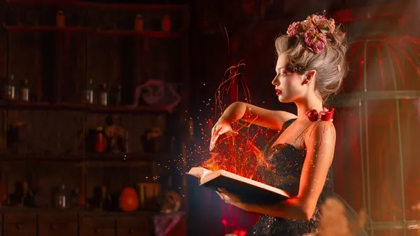 Encantadora Mujer Flores Bruja Pelo Vestido Negro Vintage Con Libro — Foto de Stock