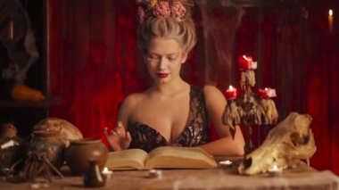 Büyülü kitaplarda geleceği okuyan falcı kadın portresi. Sihir ve kehanet.