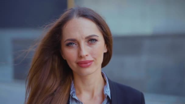 Vertrauen Geschäftsfrau Nahaufnahme Porträt Kopfschuss Kaukasische Geschäftsfrau ernst als Lächeln Blick auf Kamera Schlag Kuss — Stockvideo