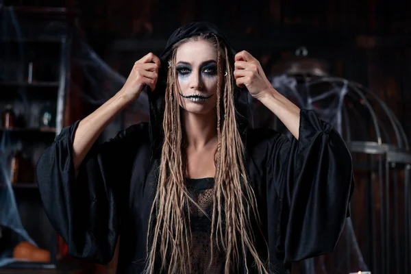 Conceito Halloween Retrato Bruxa Fechar Com Dreadlocks Olhando Câmera Vestida — Fotografia de Stock
