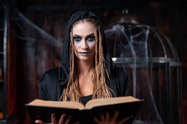 Halloween Koncept Černá Kápě Oblečená Jako Čarodějnice Dredy Stojící Temné — Stock fotografie