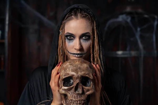 Conceito Halloween Retrato Bruxa Fechar Com Dreadlocks Segurando Crânio Humano — Fotografia de Stock