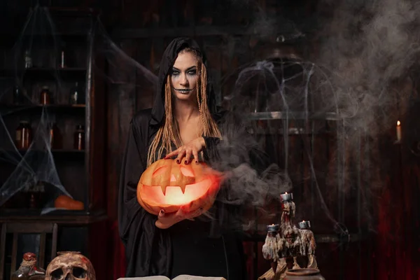 Halloween Koncept Černá Čarodějnice Držící Ruce Halloweenskou Dýni Vyřezávaným Usměvavým — Stock fotografie