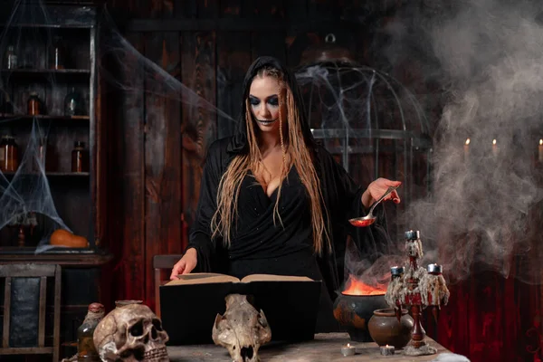 Halloween Čarodějnice Čtení Magické Knihy Připravit Jed Nebo Elixír Lásky — Stock fotografie
