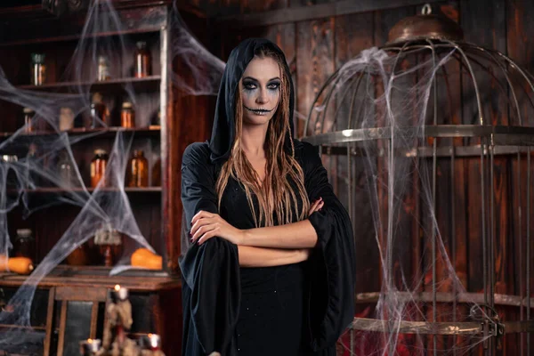 Concetto Halloween Strega Vestita Cappuccio Nero Con Dreadlocks Piedi Camera — Foto Stock