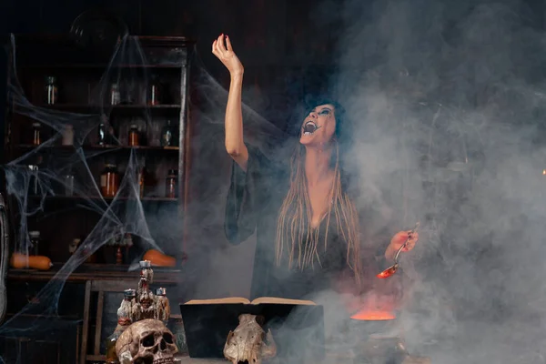 Halloween Čarodějnice Použít Magickou Knihu Kotel Připravit Jed Nebo Elixír — Stock fotografie
