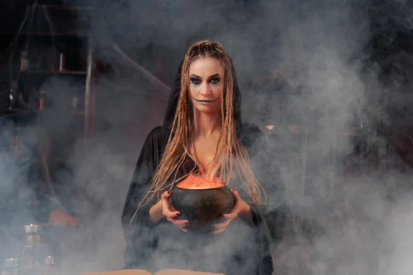 Хэллоуин Ведьма Использовать Магическую Книгу Котла Подготовить Любовное Зелье Черная — стоковое фото