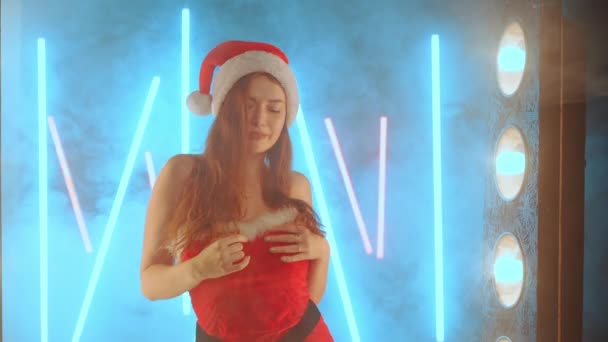 산타 모자를 벗고 춤을 추는 여자. 섹시 한 젊은 코카서스 여성 유혹 댄스 크리스마스 파티 개념 — 비디오