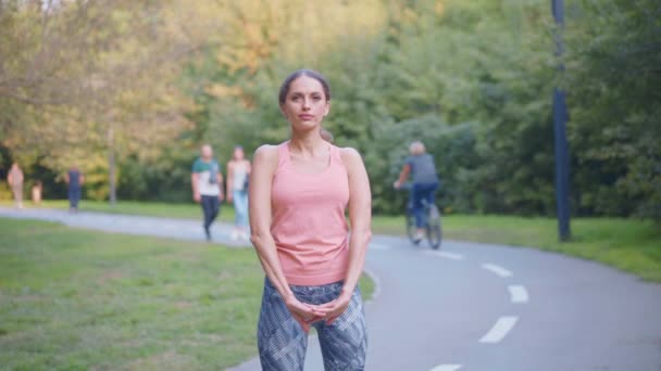 Mulher corredor esticando braços antes de correr parque de verão — Vídeo de Stock
