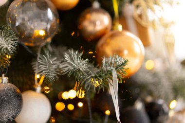 Noel ağacı süslemesi arka planı kapatın. Çelenk, toplar, ışıklı ışıklar. Mutlu Noeller ve mutlu yıllar.