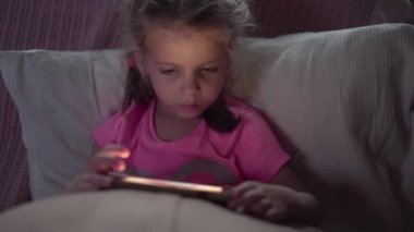 Akıllı Telefon Kullanan Şirin Küçük Kız Portresi. Genç Kadın İnternete Bakıyor, Sosyal Medya İzleme Videosunu Denetliyor