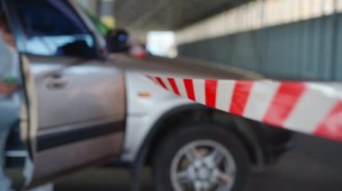 Erkek doktor beyaz koruyucu tulumlar giyip akıllı telefon kullanarak dinleniyor.