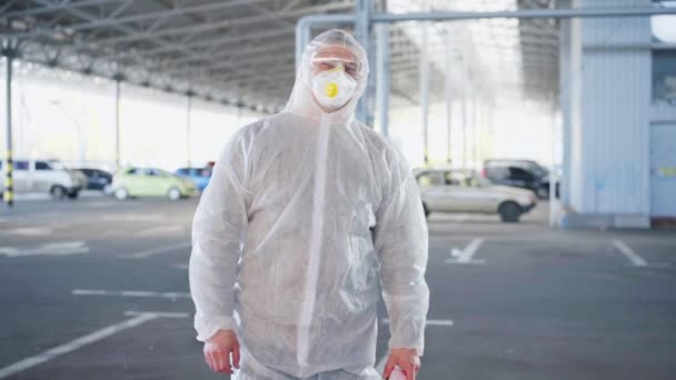 COVID-19 médico coronavirus caminando hospital estacionamiento vestido traje de sobretodo protector blanco hazmat. — Vídeos de Stock