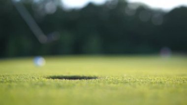 Golf sopası golf topuna ağır çekimde vuruyor. Amatör çalışmada başarısız oluyor.