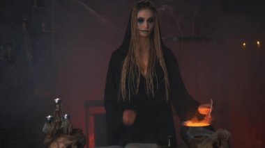 Cadılar Bayramı, cadı sihirli kitap ve kazan kullanın Zehir ya da aşk iksiri hazırlayın