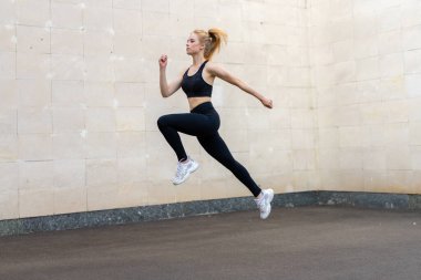 Spor ve Spor Konsepti Genç Kafkas Kadın Atletizm Yüksek Kapıdan Atlayan Gri Kuyruk Duvarı Spor Atlama Egzersizleri Sağlıklı Yaşam Tarzı Motivasyonu