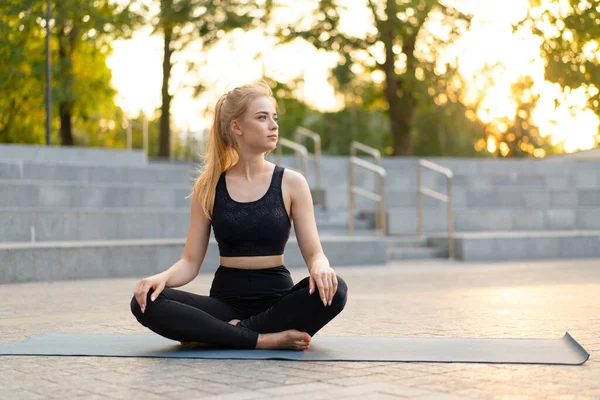 Yoga Meditação Cidade Moderna Mulher Caucasiana Relaxe Posição Lótus Sentado — Fotografia de Stock